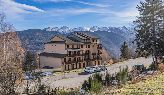 Studio "Cabine Ax Les 3 Domaines" in a Quiet Setting Near the Slopes