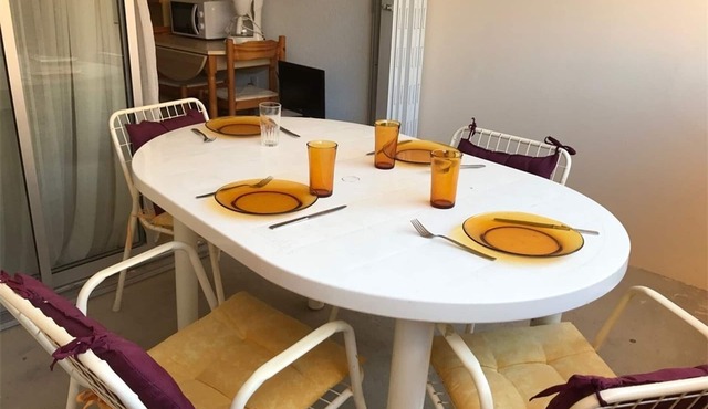 Studio Cabine in Port Leucate with Pool, Beachfront, Parking, and Nearby Shops