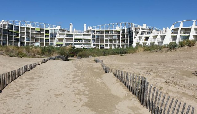 STUDIO CABINE PREMIERE LIGNE Rés avec piscine.