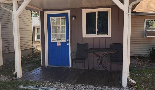 Studio Cabins - Delightful studio cabins located at Outrigger Resort sleep 4! 1/4 mile away from Indiana Beach Amusement Park. These cabins have options featuring two (2) queen beds OR one (1) queen and one (1) futon. 350-450 square feet. All studio