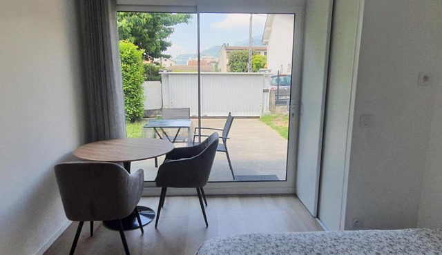 Studio calme dans villa habitée, parking privé et gratuit