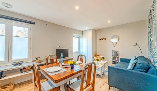 Studio 'Cap À L’ouest' with Shared Terrace, Shared Garden and Wi-Fi