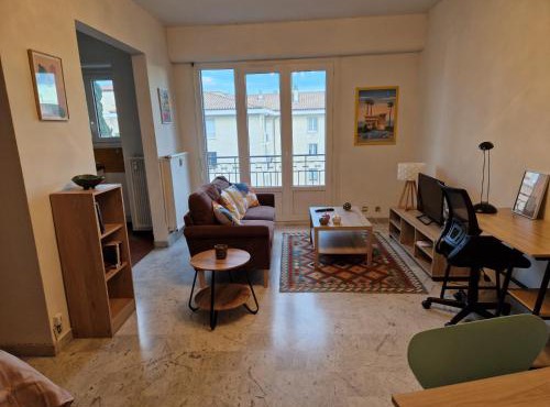 studio centre ville Nîmes parking gratuit securisé à 8 mn à pied