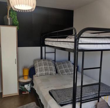 Studio chaleureux sans-visà-vis