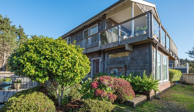 Studio close to the beach with private bath and entrance.