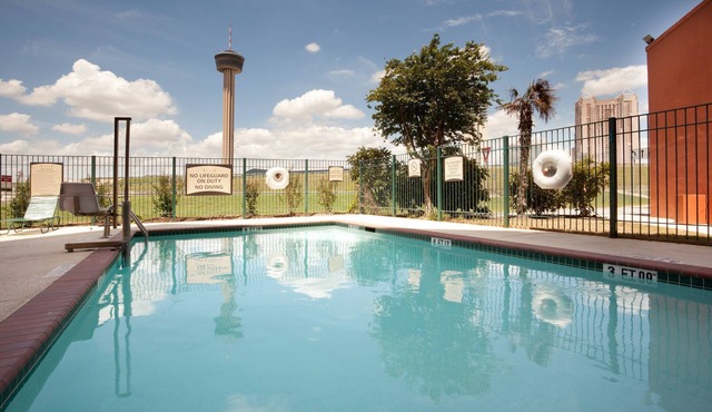 Studio Close to the Convention Center | Free Breakfast + Outdoor Pool
