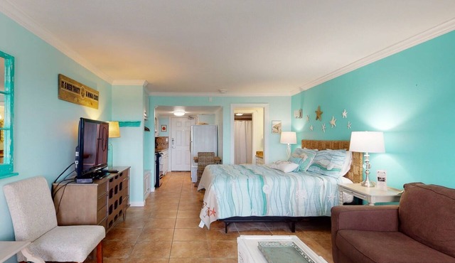 Studio Condo in Town, Near Beach, Shared Pool and Hot Tub