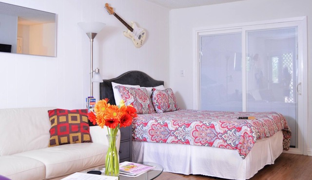 Studio condo, Queen bed, .33 miles to Barton Springs/Zilker Park, 2 mi to DT!