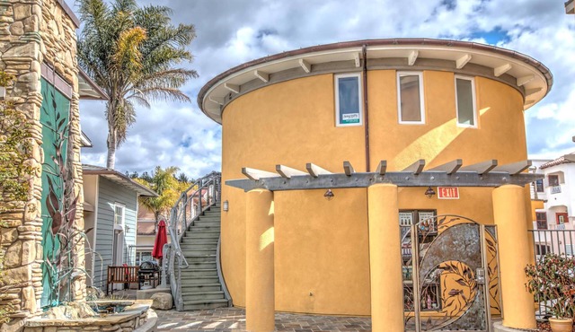 Studio condo with ocean views, steps to the beach