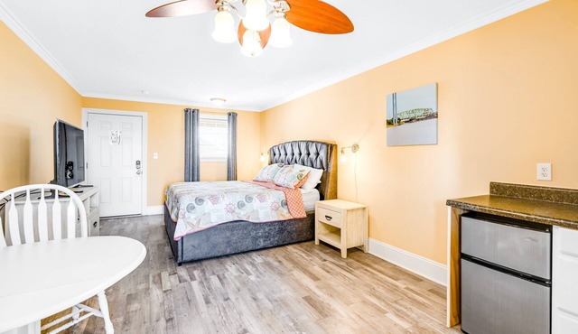 Studio condo with ocean views, pool, deck, & central AC