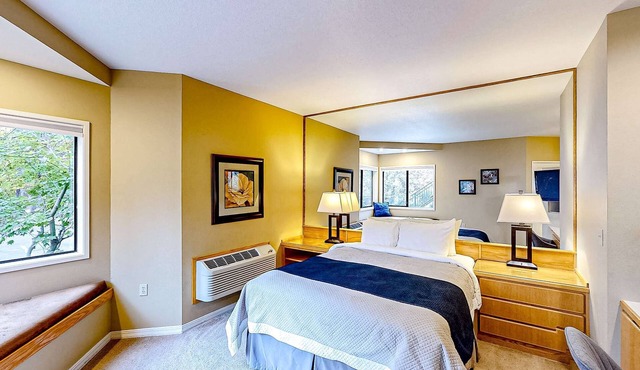 Studio condo with shared pool & hot tub, WiFi, close to outdoor recreation