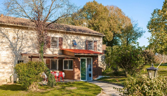 Studio 'Corail' with Private Terrace, Shared Garden and Wi-Fi