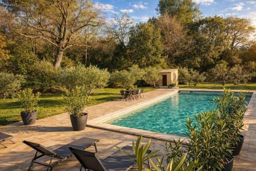 Studio cosy à Lagnes avec Piscine au milieu des oliviers