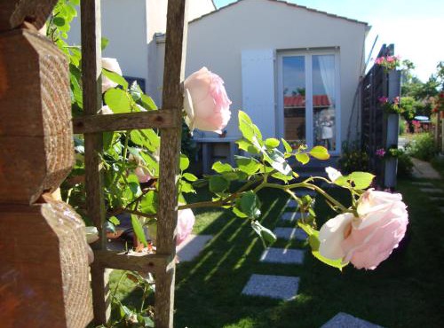 Studio cosy avec JARDIN à 2 pas de la mer Vrai lit VÉLOS bienvenus Linge fourni