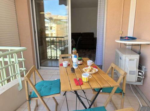 Studio cosy avec terrasse, clim, à 50m plage et 100m commerces, Fréjus - FR-1-226A-177