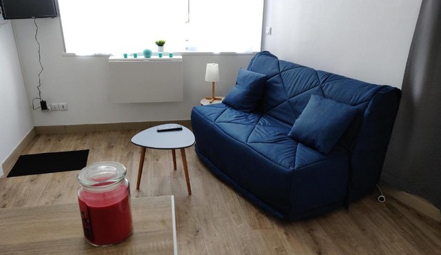 Studio cosy - proche gare & centre-ville - stationnement - cour intérieure table & chaises