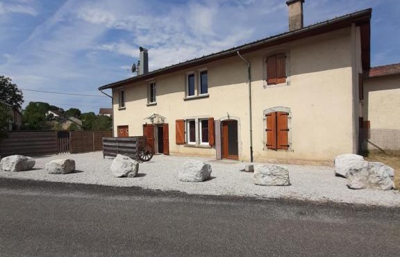 Studio dans bâtisse typique du Jura