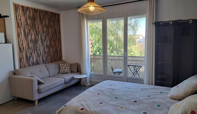 Studio dans maison avec jardin et balcon, au calme