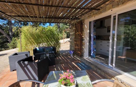 Studio dans maisonnette en pierre