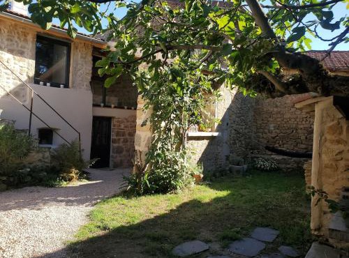 Studio de caractère independant avec cour attenante