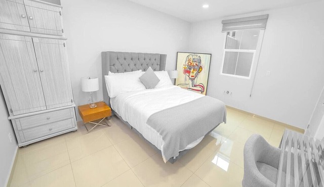 Studio+Desk+QueenBed in Tijua Near USborder