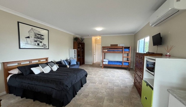 studio Downstairs only - Sleeps upto 5 people - Upstairs is a private residence.