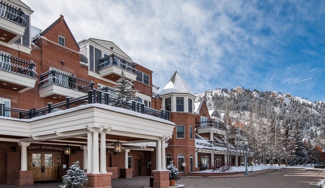 Studio/Downtown Aspen/Heated Pool/Fireplace and More!