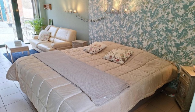 Studio 'Du Meslay' with Private Terrace, Shared Garden and Wi-Fi