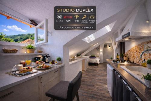 Studio duplex atypique, classé Gîte de France, CLIMATISATION, parking, lit double, calme et cosy, Netflix, wifi, 400m centre, boîte à clés, Gîtes La Tarine