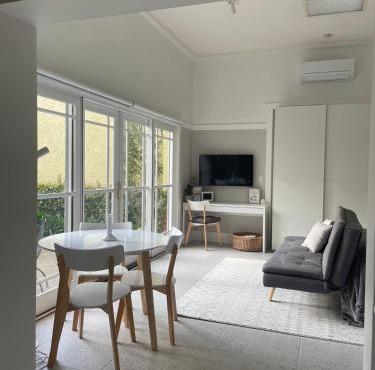 Studio Elster - Self contained studio, walk to beach, cafes, shops, trains