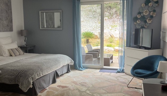 Studio en Chambre D'hôtes Proche de St Guilhem le Désert Avec Piscine et Jacuzzi