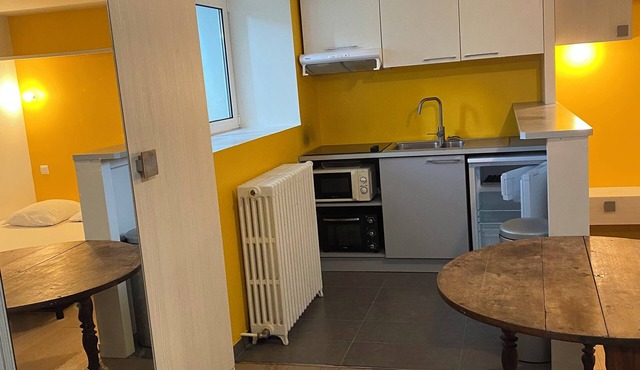 Studio en Entre sol d une Belle Maison, à 400 m de Paris et 400 m du Bois