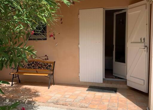 Studio en rez-de-jardin arboré avec accès piscine et clim