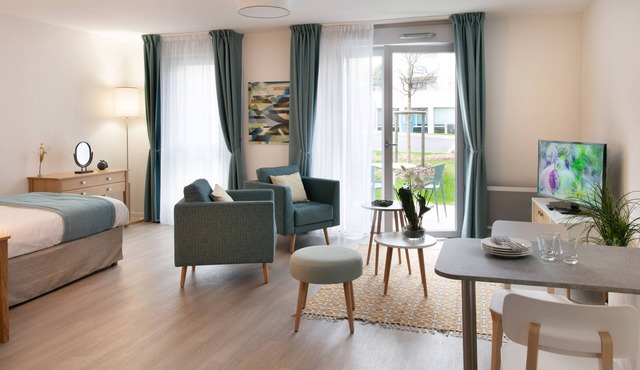 Studio Ensuite with Bath and Balcony