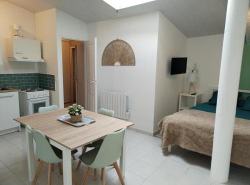 Studio entier et parking privé