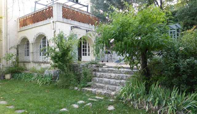 Studio equipped in raised property