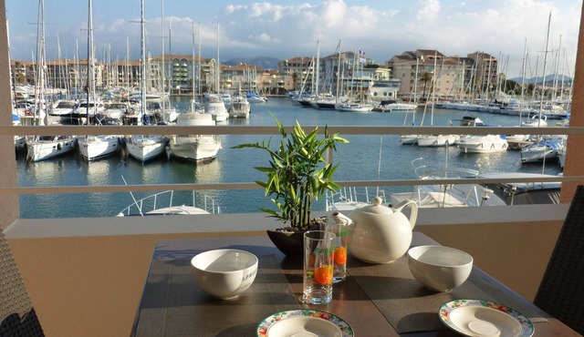 Studio Exceptional view of Port Fréjus - Pool/Parking, direct access to the Beach.