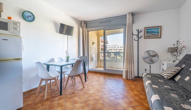 Studio for 4 People with Balcony, 10 Minutes from the Beach, in the Heart of the Village