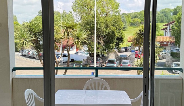 Studio facing golf with terrace and parking