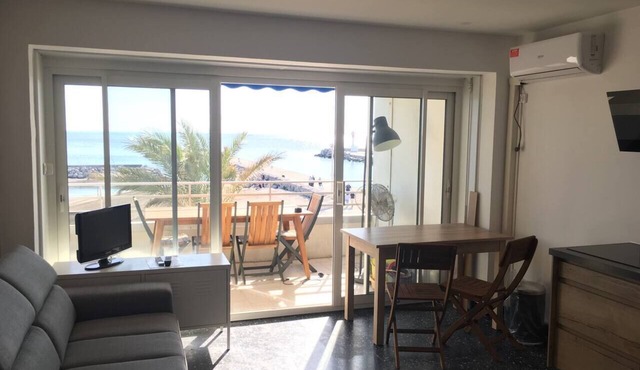 Studio facing the sea with terrace and direct access to the beach and the Grau-du-Roi center