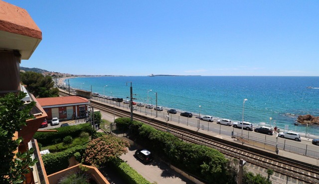 Studio facing the sea Panoramic view. Direct access to the beach