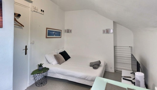 Studio facing train station - wifi