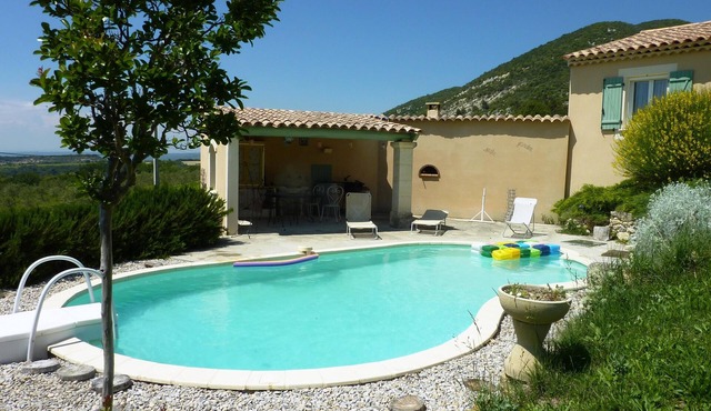Studio flat and swimming pool, surrounded by vines in the heart of Provence