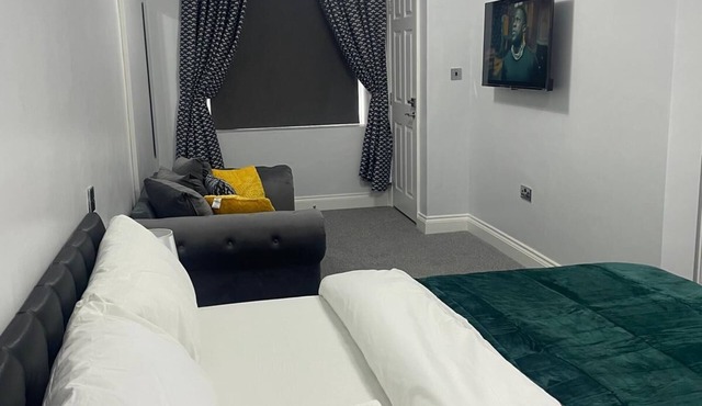 Studio flat in Romford, London with private entrance, kitchen and private toilet