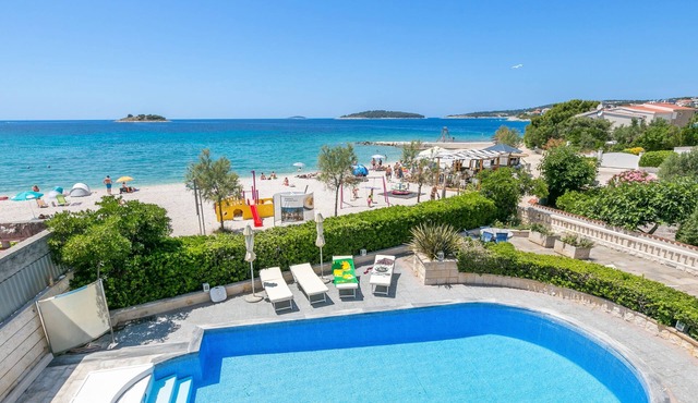 Studio flat near beach Rogoznica (AS-7557-a)