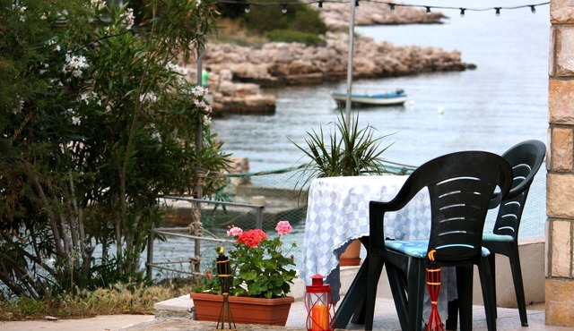 Studio flat near beach Cove Zarace (Gdinj), Hvar (AS-2047-a)