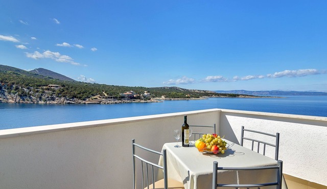 Studio flat near beach Cove Pokrivenik, Hvar (AS-5231-d)