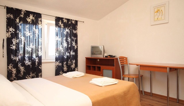 Studio flat near beach Banj, Pašman (AS-8206-b)