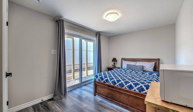 Studio flat near WU with parking