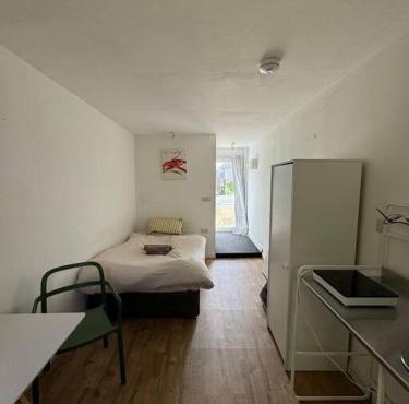 Studio flat, parking, Filton